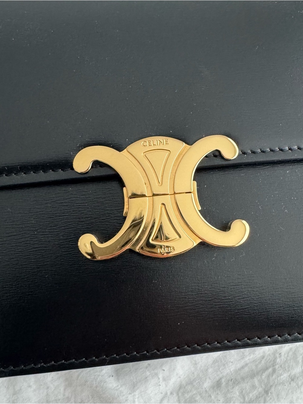 Celine Triomphe Crossbody bag in Black leather and Gold Hardware - Picture 2 of 13